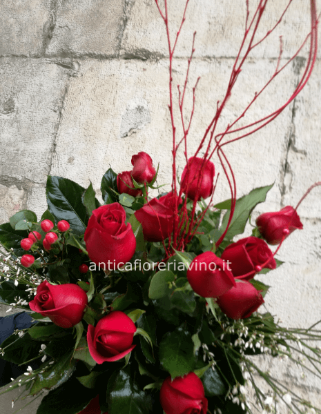 Bouquet di rose rosse confezionato.