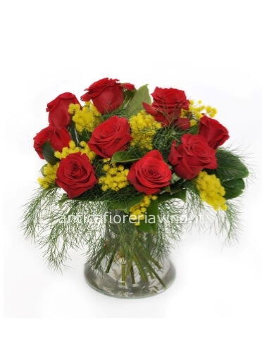 Bouquet di 3 rose rosse corte e mimosa